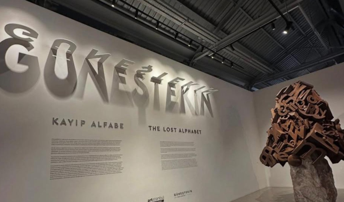 Ahmet Güneştekin’den Feshane’de Unutulmaz Bir Sanat Yolculuğu: “Kayıp Alfabe” Sergisi Ziyarete Açıldı