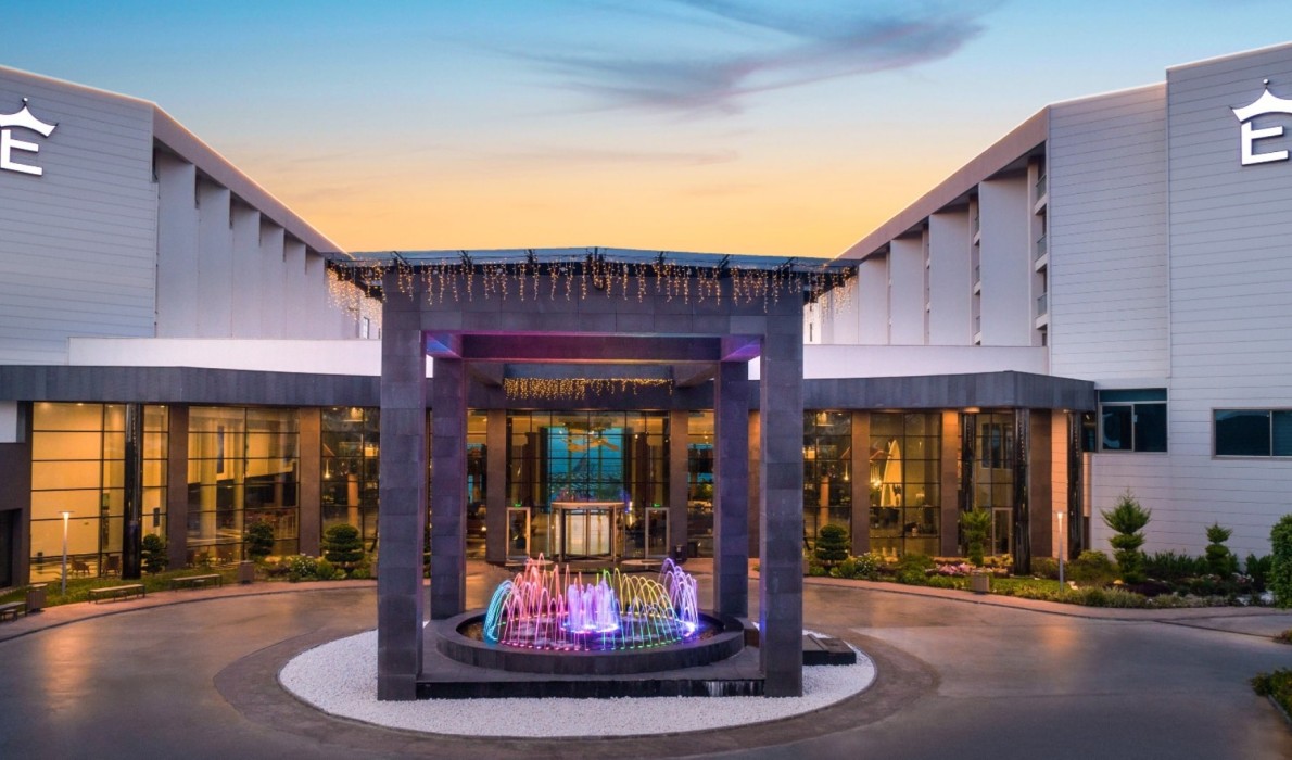 Elexus Hotel’de Yılbaşı Coşkusu: Gökhan Tepe ve Ebru Gündeş Peş Peşe Sahne Alacak   