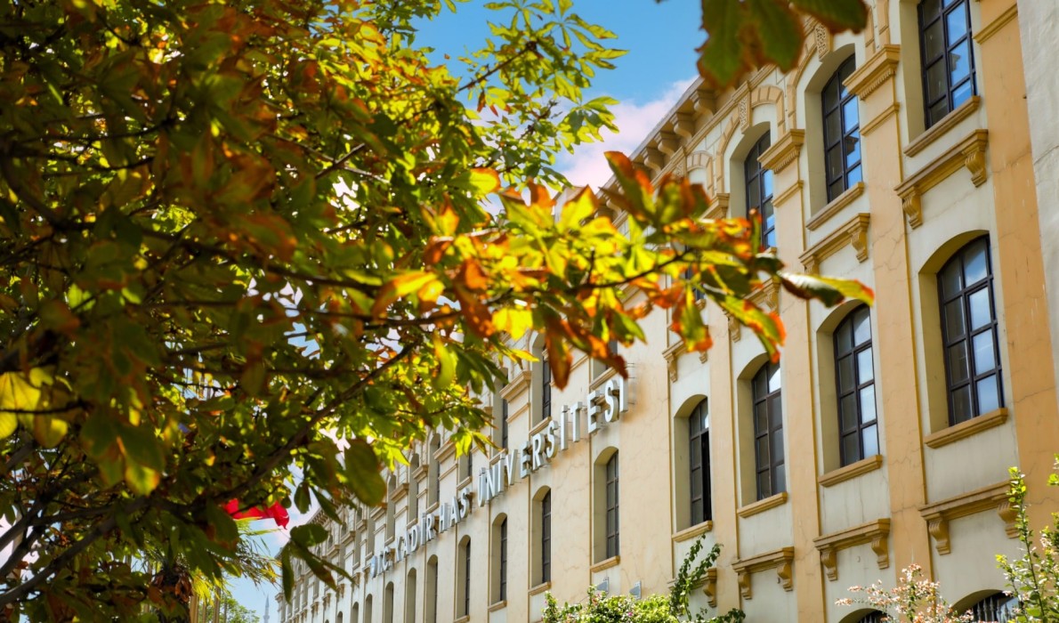 Kadir Has Üniversitesinde Bayrak Değişimi 