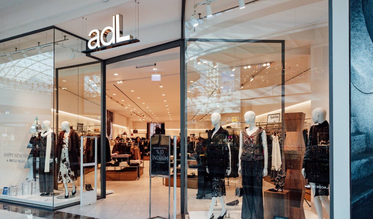 Mert Aslan, adL İstinyePark İzmir Mağazası’nda   Yeni Yıl Ruhunu ve İlham Veren   Stil Önerilerini Paylaştı 